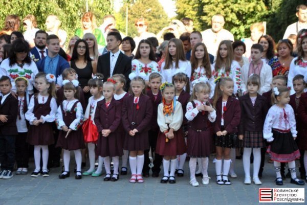 У Луцькій гімназії №21 пролунав перший дзвоник. ФОТО