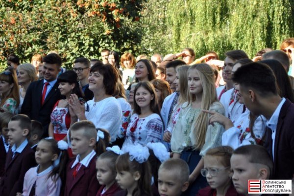 У Луцькій гімназії №21 пролунав перший дзвоник. ФОТО