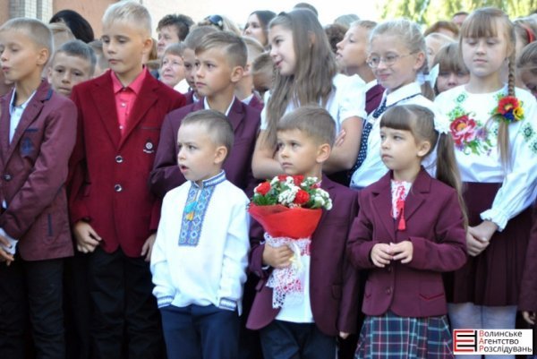 У Луцькій гімназії №21 пролунав перший дзвоник. ФОТО