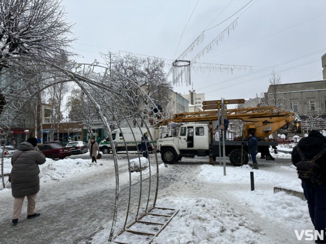 У Луцьку розпочали монтаж святкової ілюмінації