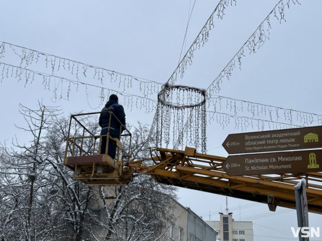 У Луцьку розпочали монтаж святкової ілюмінації