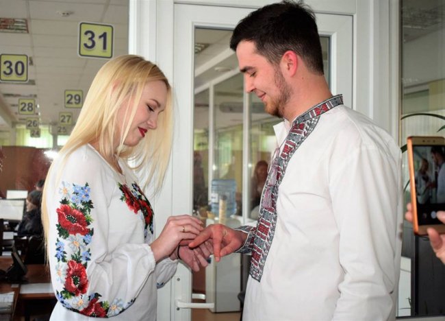 П'ять пар закоханих в один день взяли експрес-шлюб у луцькому ЦНАПі