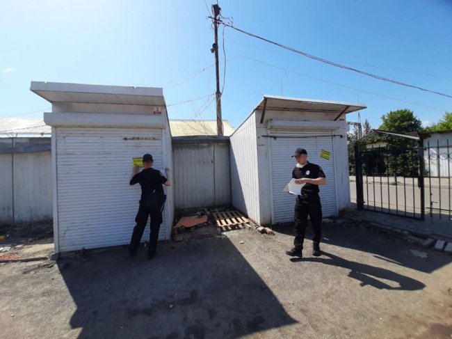 Територію, де мала б бути парковка, у Луцьку використовують як ринок