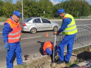 У Луцьку знесли небезпечний паркан, який затуляв водіям дорогу