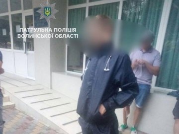 Троє молодиків гуляли Луцьком з наркотиками