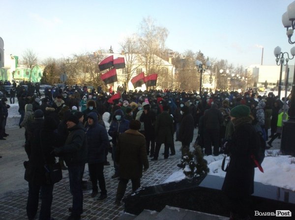 Луцьк. Облдержадміністрація.  НАЖИВО
