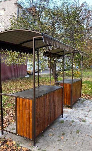 У Луцьку на Львівській встановили перші ятки для торгівлі сільсьгосппродукцією