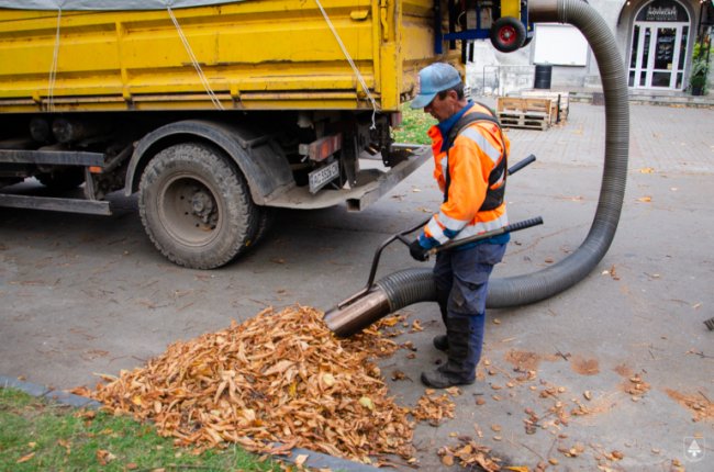 На Волині комунальники купили «порохотяг» для листя. ФОТО