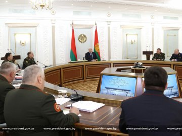 Лукашенко обговорив з військовими та силовиками переміщення військ біля України