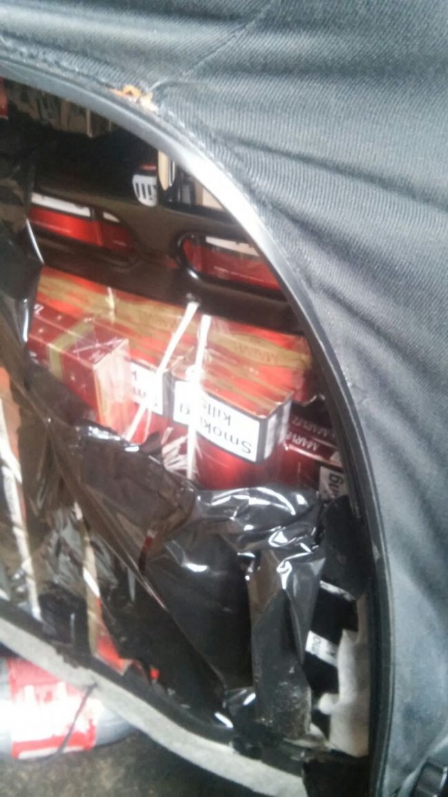 Волинські митники конфіскували авто з контрабандними цигарками