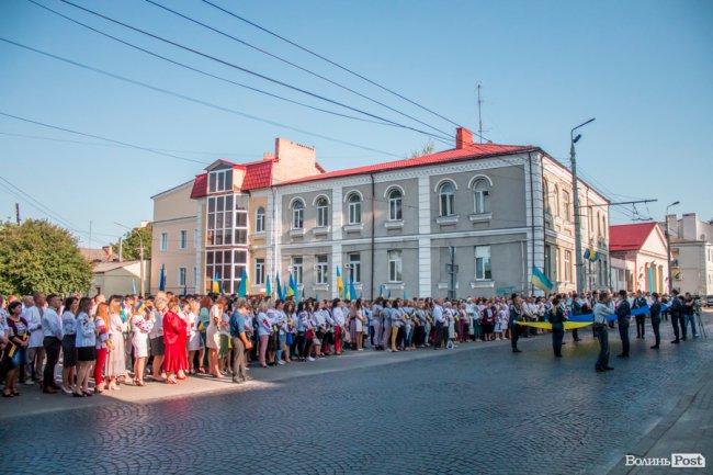 Над Луцьком урочисто підняли синьо-жовтий прапор. ФОТО