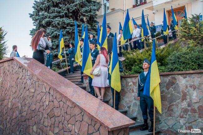 Над Луцьком урочисто підняли синьо-жовтий прапор. ФОТО