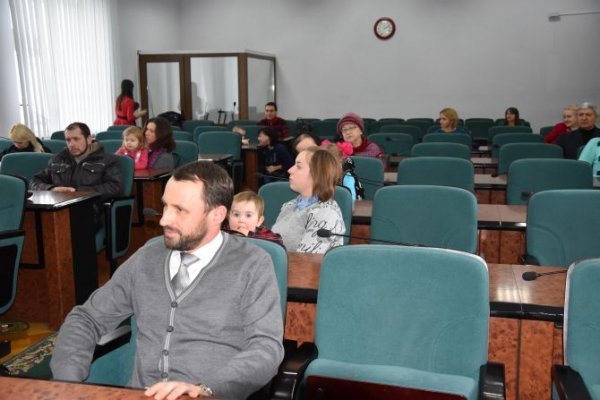 Німці подарували мобільники дітям луцьких Героїв