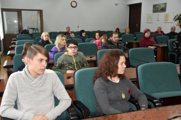 Німці подарували мобільники дітям луцьких Героїв