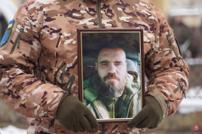 У Володимирі навколішки зустріли полеглого воїна Олександра Савюка