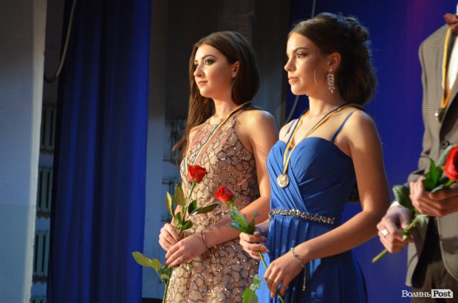 «Ви переможці»: у Луцьку нагородили випускників-медалістів. ФОТО