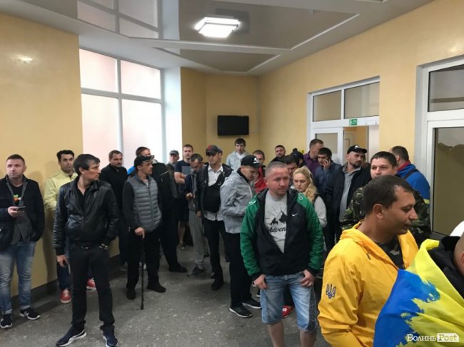 У Луцьку активісти  «Авто євро сила» пікетують поліцію. ФОТО