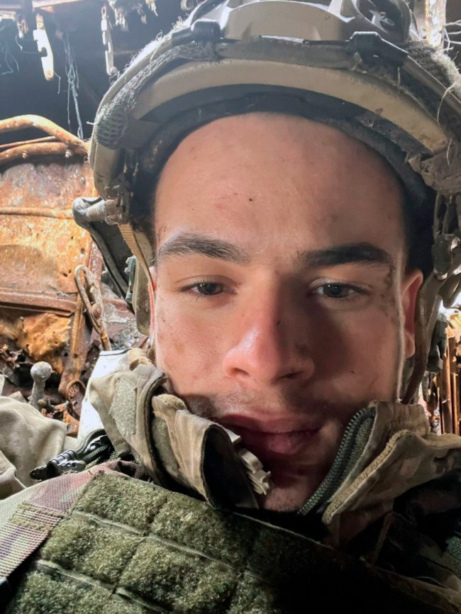 Батькам загиблого прикордонника з Волині вручили його погони «старшого сержанта». ФОТО