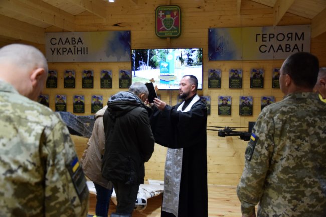 Батькам загиблого прикордонника з Волині вручили його погони «старшого сержанта». ФОТО