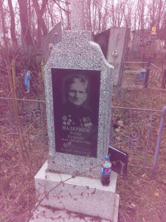 Із могил на ковельському кладовищі покрали огорожу