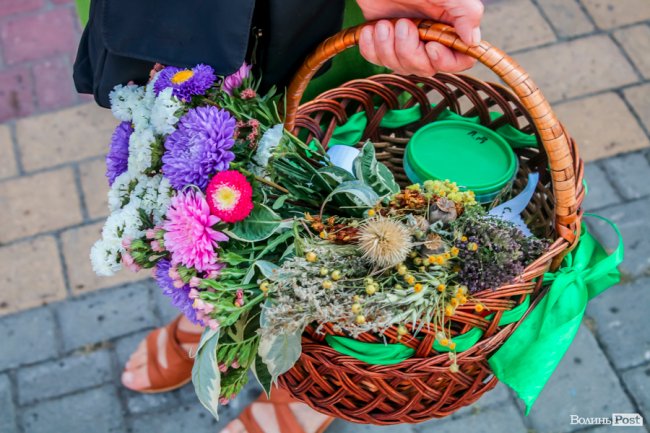 Різнобарв’я квітів та запашний мед: як у Луцьку святять «маковійчики». ФОТО