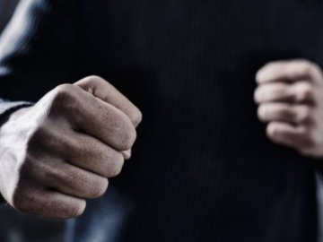 У Луцьку чоловік побив службову особу: його затримали