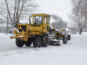 Дорожники розказали, скільки техніки чистить волинські шляхи