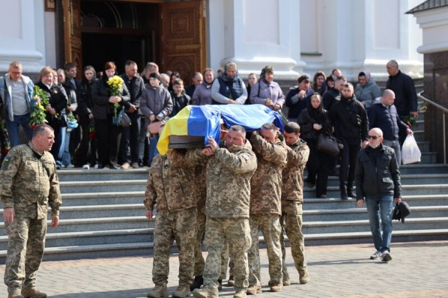 Загинув на Сумщині: у Луцьку попрощалися з воїном Артемом Зубком. ФОТО