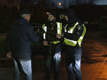 У Луцьку поліцейські штрафують пішоходів без світловідбивачів