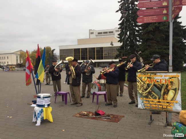 У центрі Луцька збирають кошти на відбудову військового госпіталю