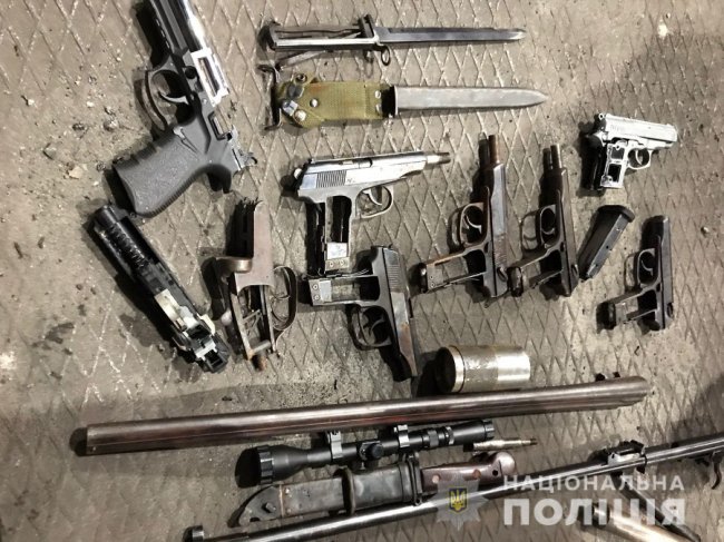 Пістолети: ножі, набої: волинські поліцейські переплавили зброю. ФОТО
