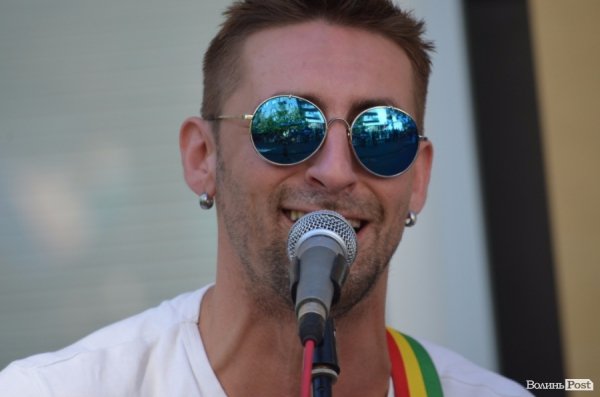 Львівський гурт примусив циган танцювати в центрі Луцька. ФОТО ВІДЕО