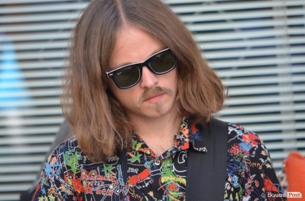 Львівський гурт примусив циган танцювати в центрі Луцька. ФОТО ВІДЕО