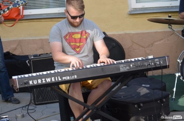 Львівський гурт примусив циган танцювати в центрі Луцька. ФОТО ВІДЕО