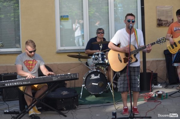 Львівський гурт примусив циган танцювати в центрі Луцька. ФОТО ВІДЕО