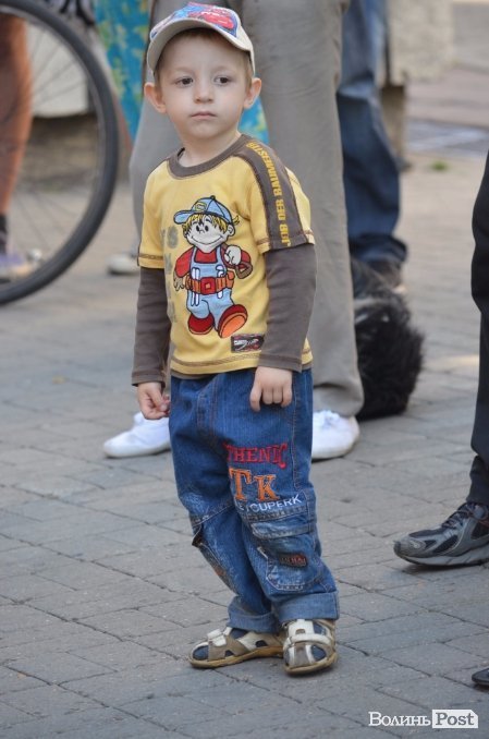 Львівський гурт примусив циган танцювати в центрі Луцька. ФОТО ВІДЕО