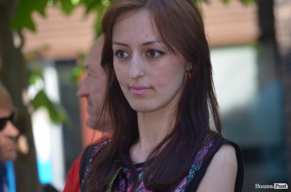 Львівський гурт примусив циган танцювати в центрі Луцька. ФОТО ВІДЕО