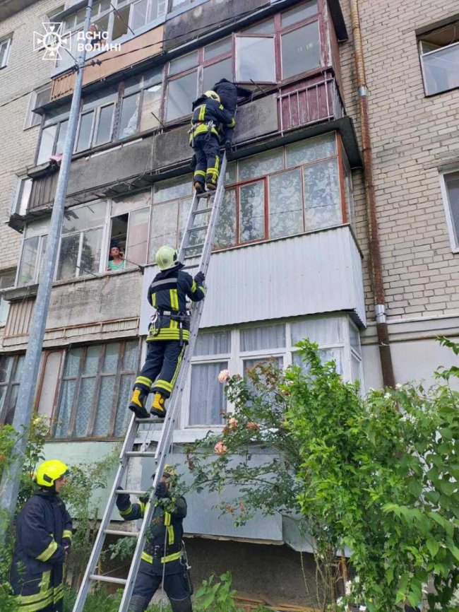 У Луцьку рятувальники зняли чоловіка з балкону третього поверху