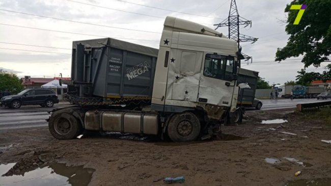 На Одещині маршрутка протаранила вантажівку, є постраждалі. ФОТО