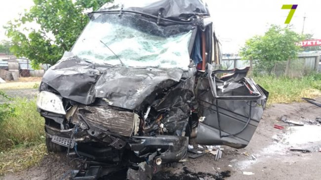 На Одещині маршрутка протаранила вантажівку, є постраждалі. ФОТО