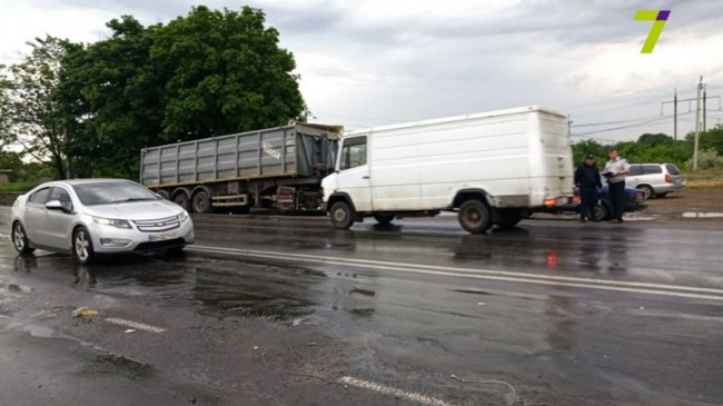 На Одещині маршрутка протаранила вантажівку, є постраждалі. ФОТО