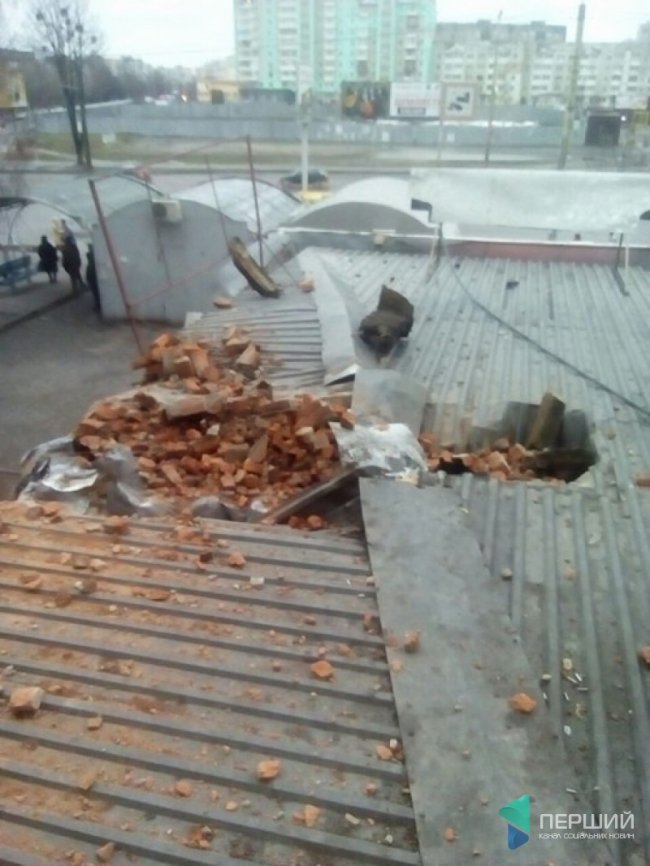 У Луцьку через сильний вітер обвалилась частина будинку