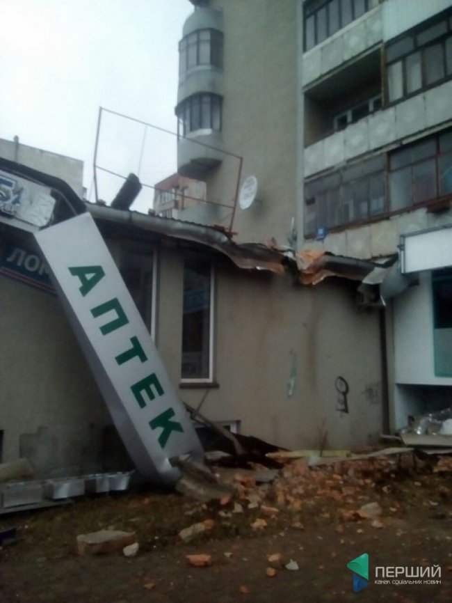 У Луцьку через сильний вітер обвалилась частина будинку