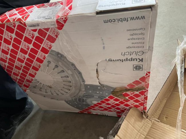 На «Ягодині» у «мерсі» знайшли контрабандні запчастини на понад 200 тисяч гривень. ФОТО