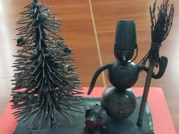 Майбутні ковалі створили оригінальну ялинку з цвяхів. ФОТО