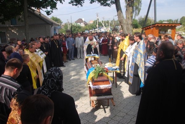 Під Луцьком прощалися з загиблим бійцем. ФОТО