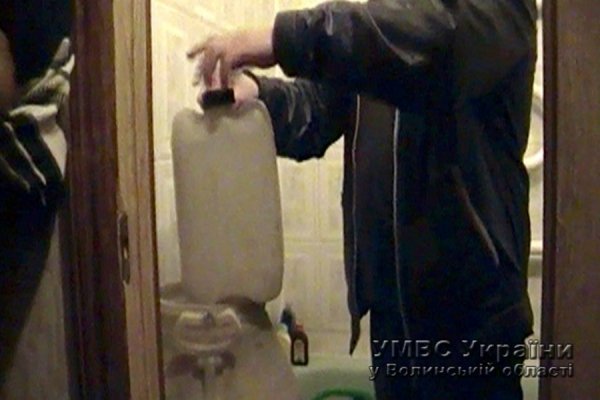 За тиждень волинські правоохоронці вилучили тонну фальсифікованого спирту. ФОТО