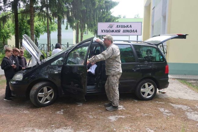Діти з Луцька за кошти від проданих в США малюнків купили авто для 14 бригади. ФОТО