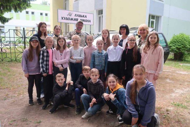 Діти з Луцька за кошти від проданих в США малюнків купили авто для 14 бригади. ФОТО