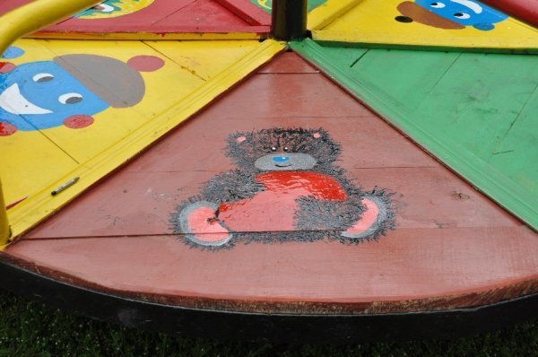 Як лучани допомогли облаштувати майданчик у дитбудинку. ФОТО